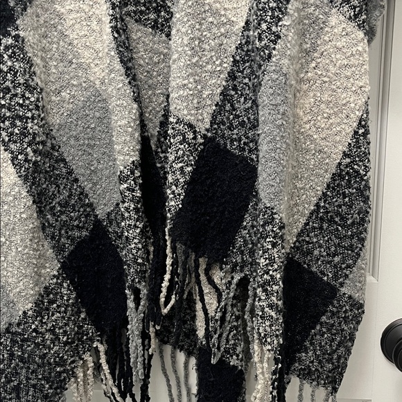 Woolrich Black Charcoal Light Gray Plaid Nubby Material Poncho Shrug - One Size - Picture 7 of 16